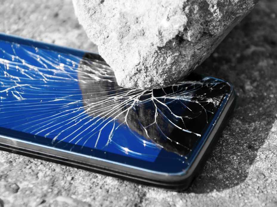 蓝色智能手机被石头砸了